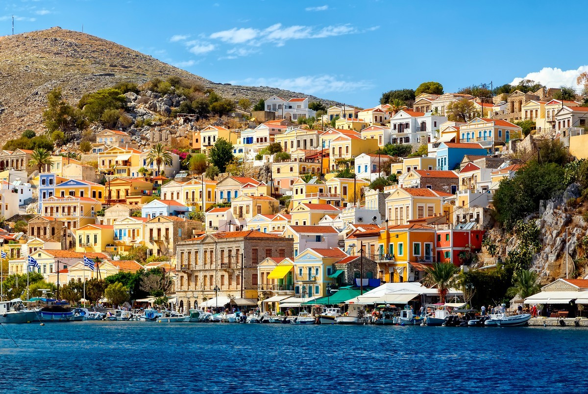 Остров в Греции с цветными домиками
