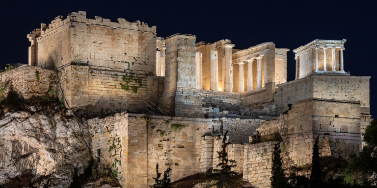 fotismeni akropoli nyxta